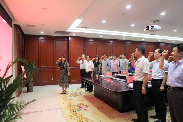 参会的全体党员一同重温入党誓词.jpg